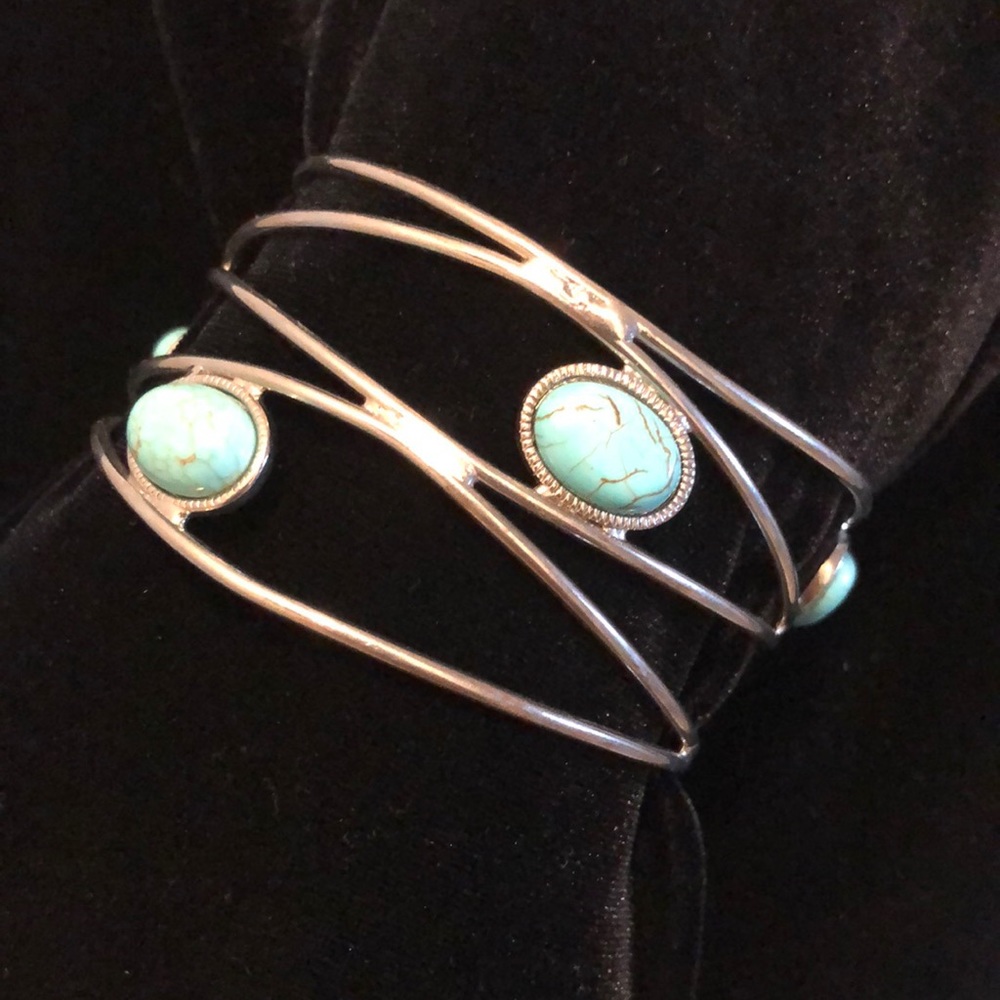 Cuff bracelet. Wire an turquoise colored stone